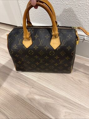 Louis Vuitton Speedy 25‎ comes with lock and key dust bag